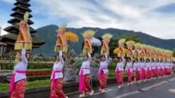Foto: Acara penutupan parade gebogan dan baleganjur di Ulun Danu Beratan, Tabanan, Bali, Senin (19/8/2024 Baca artikel detikbali, "Kunjungan Turis Naik 30 Persen Selama Parade Gebogan di Ulun Danu