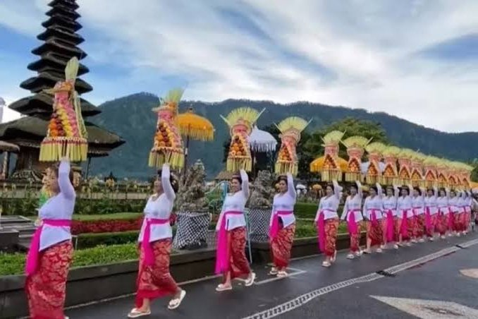 Foto: Acara penutupan parade gebogan dan baleganjur di Ulun Danu Beratan, Tabanan, Bali, Senin (19/8/2024 Baca artikel detikbali, "Kunjungan Turis Naik 30 Persen Selama Parade Gebogan di Ulun Danu