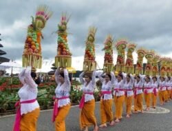 Foto: Acara penutupan parade gebogan dan baleganjur di Ulun Danu Beratan, Tabanan, Bali, Senin (19/8/2024Baca artikel detikbali, "Kunjungan Turis Naik 30 Persen Selama Parade Gebogan di Ulun Danu