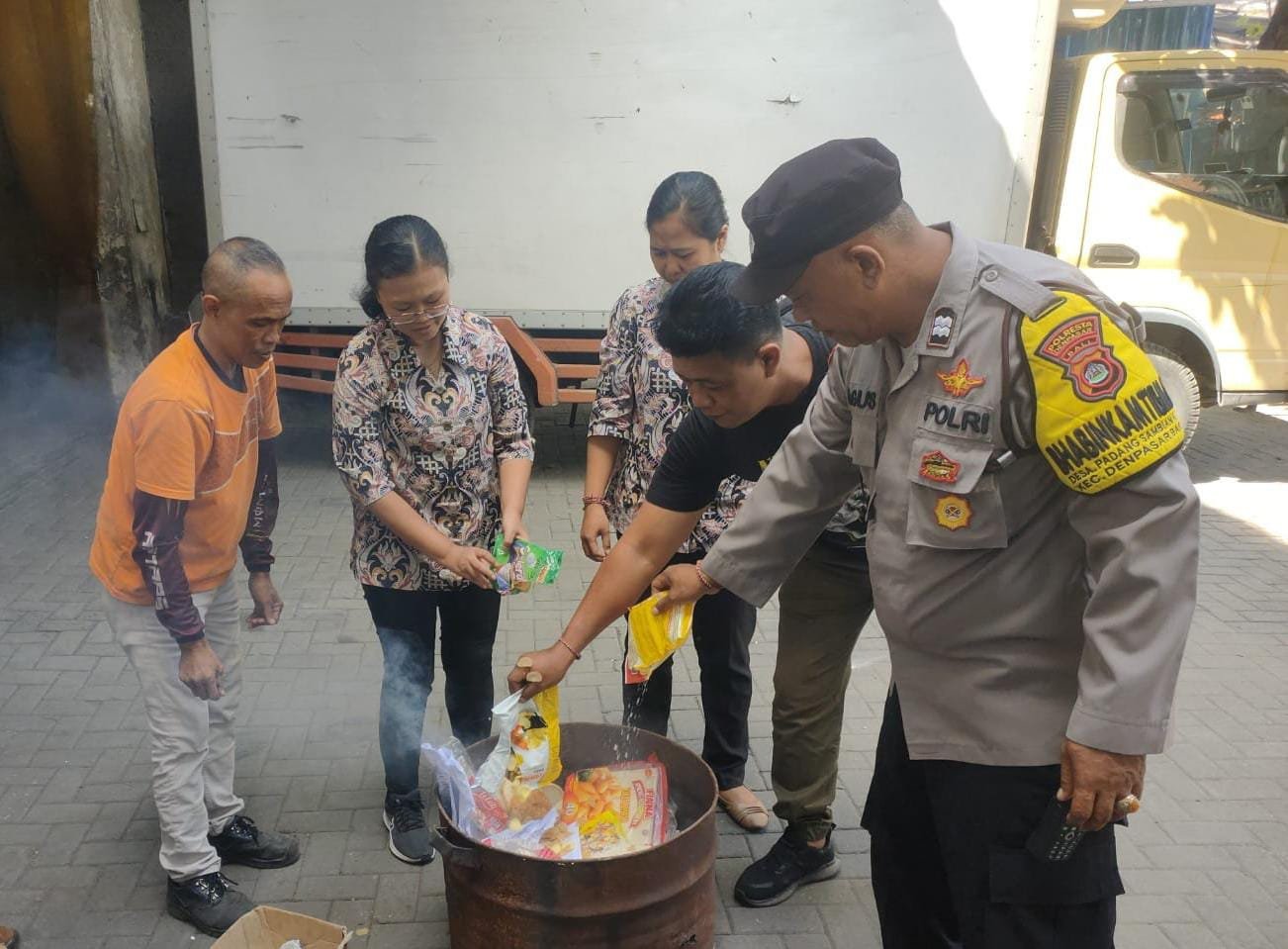 Polsek Denpasar Barat Ikuti Pemusnahan Makanan Kadaluarsa