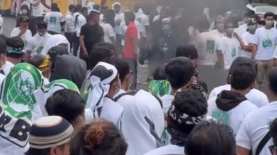 Aksi Bakar Ban Warnai Unjuk Rasa Tolak Muktamar PKB di Nusa Dua