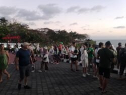 Tanah Lot Terus Dihujani Kunjungan Wisatawan-4