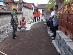 Babinsa Dampingi Pemasangan Paving Block di Gianyar