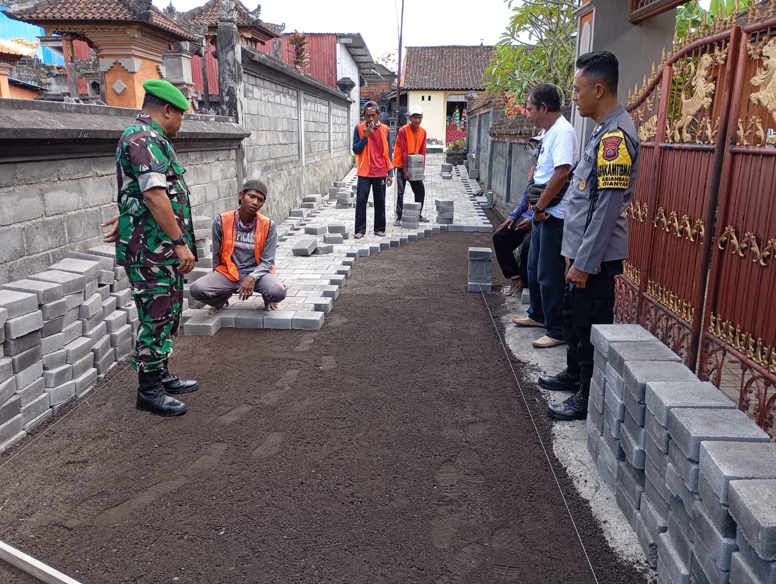 Babinsa Dampingi Pemasangan Paving Block di Gianyar