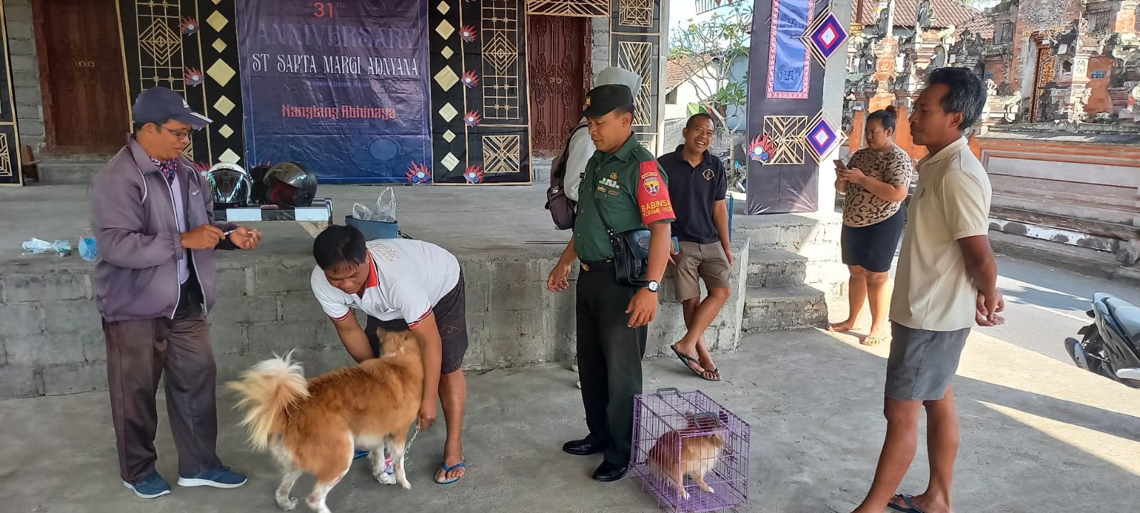 Babinsa dan Bhabinkamtibmas Pantau Vaksinasi Rabies di Gianyar