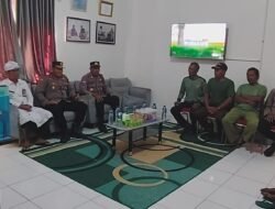 Kapolsek Kawasan Pelabuhan Gilimanuk Berikan Bantuan Topi Kepada Anggota Linmas Kelurahan Gilimanuk