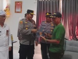 Kapolsek Kawasan Pelabuhan Gilimanuk Berikan Bantuan Topi Kepada Anggota Linmas Kelurahan Gilimanuk