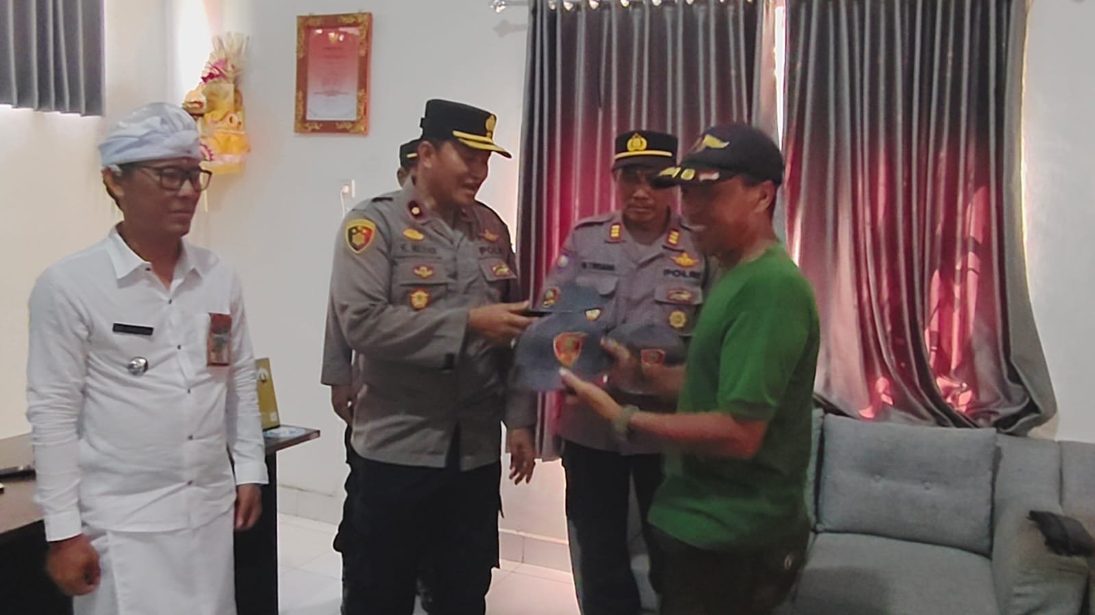 Kapolsek Kawasan Pelabuhan Gilimanuk Berikan Bantuan Topi Kepada Anggota Linmas Kelurahan Gilimanuk