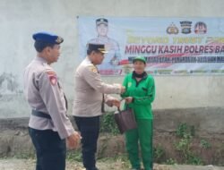 Polres Badung bersama Staf kebersihan Desa buduk