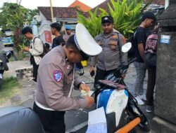 Satgas Gakkum Subsatgas Dakgar Polresta Denpasar Tindak Pelanggaran Lalu Lintas di Simpang Cokro