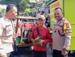 Polsek Dentim Peduli: Berikan Nasi Bungkus kepada Masyarakat Saat Patroli Sambang dan Dialogis