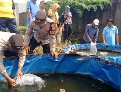 Bersama Dinas Perikanan, Polsek Dentim Tebar 500 Bibit Ikan untuk Program Ketahanan Pangan