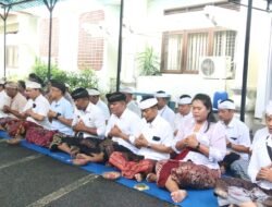 Maknai Tilem Sasih Keenam, ASN Kemenkumham Bali Gelar Persembahyangan Bersama di Padmasana